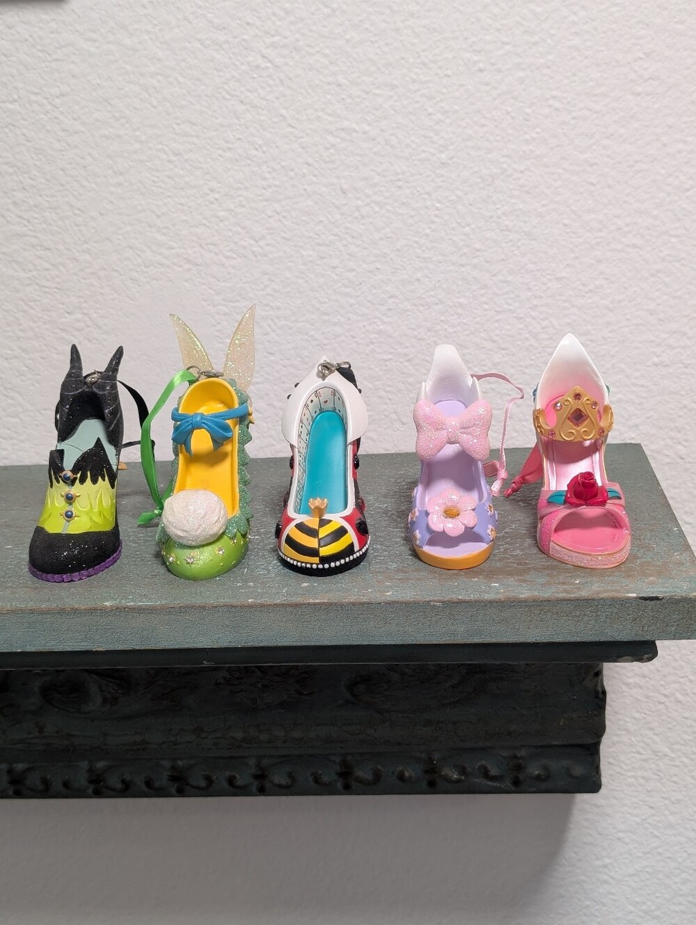 Disney Runway Shoe Ornaments Maleficent Queen Of Hearts Aurora Tink Daisy READ
